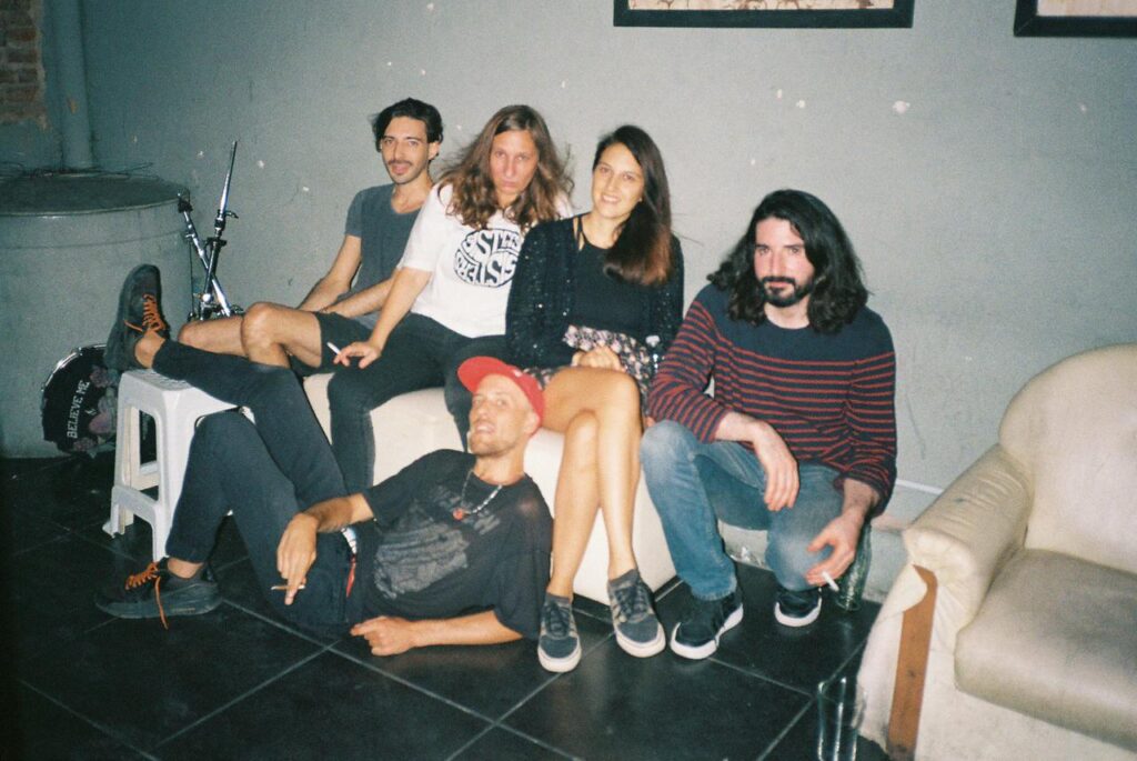 <span style='font-size:28px;'>Entrevista a Perro Fantasma</span><br> Canciones y estrategias para el fin