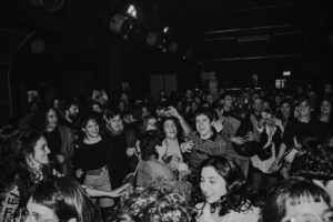 Buscando refugio en el sonido de la amistad